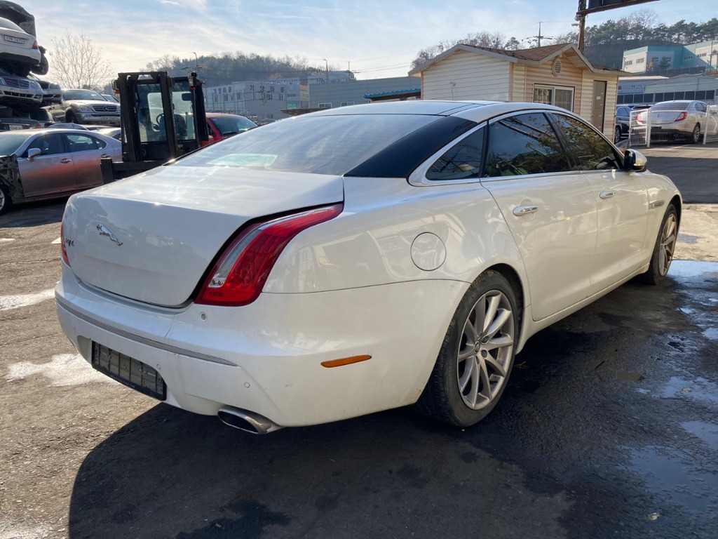 SAJAA2225CNV31831 Jaguar Xj 3.0d
