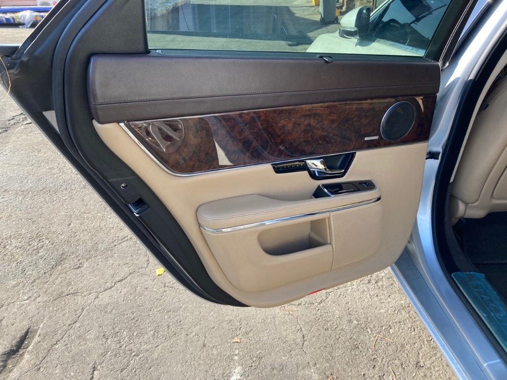 SAJAA2225CNV31831 Jaguar Xj 3.0d