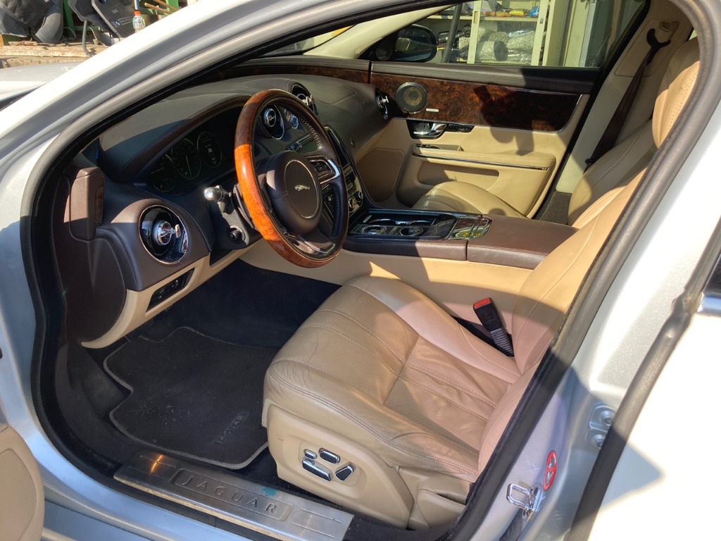 SAJAA2225CNV31831 Jaguar Xj 3.0d