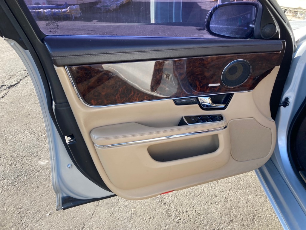 SAJAA2225CNV31831 Jaguar Xj 3.0d