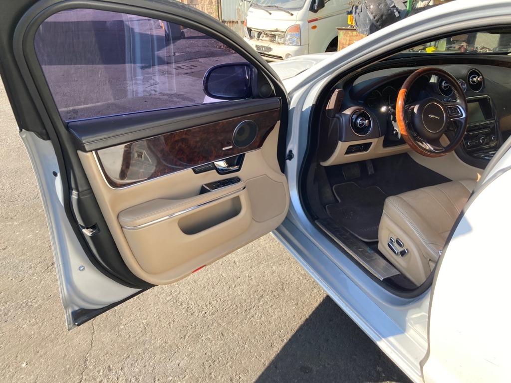 SAJAA2225CNV31831 Jaguar Xj 3.0d