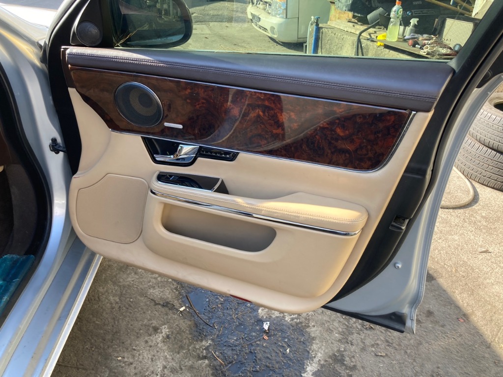 SAJAA2225CNV31831 Jaguar Xj 3.0d