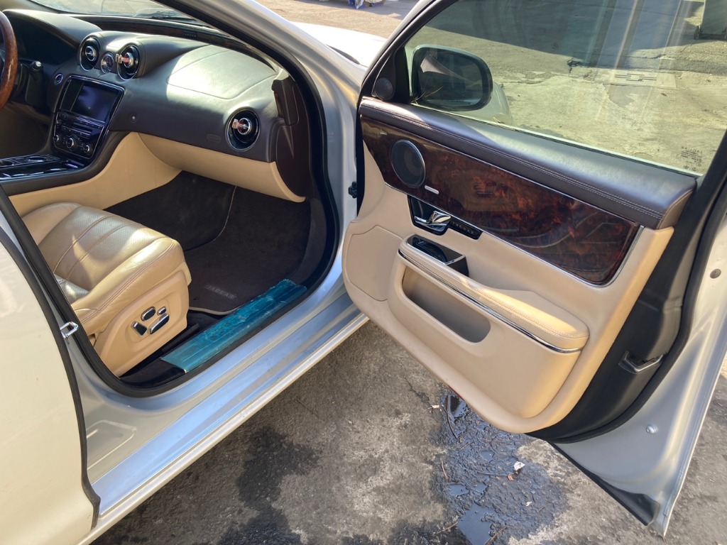 SAJAA2225CNV31831 Jaguar Xj 3.0d