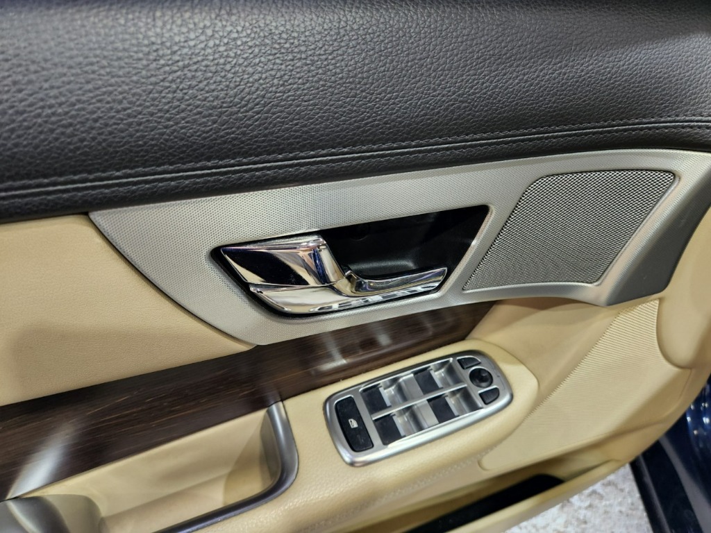 SAJAA05J2FDU56832 Jaguar New Xf