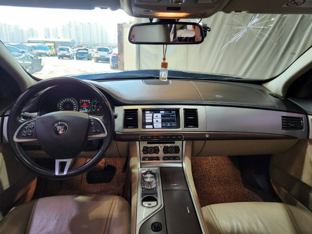 SAJAA05J2FDU56832 Jaguar New Xf