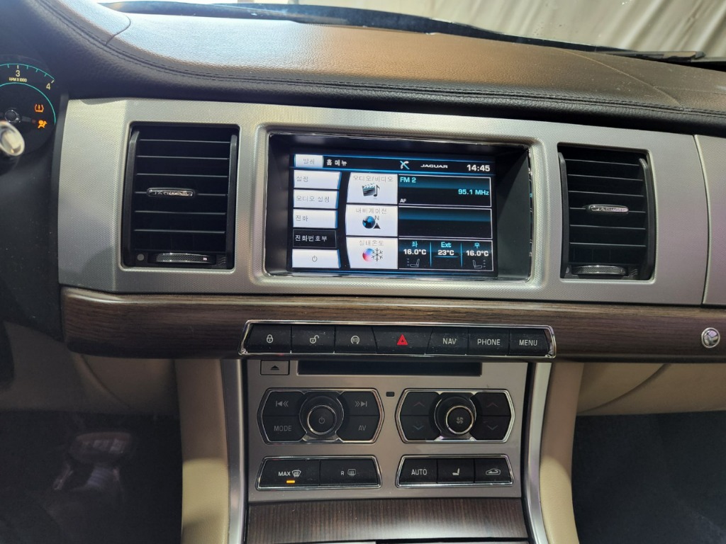 SAJAA05J2FDU56832 Jaguar New Xf
