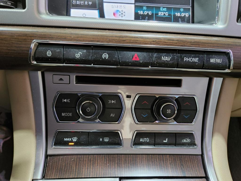 SAJAA05J2FDU56832 Jaguar New Xf