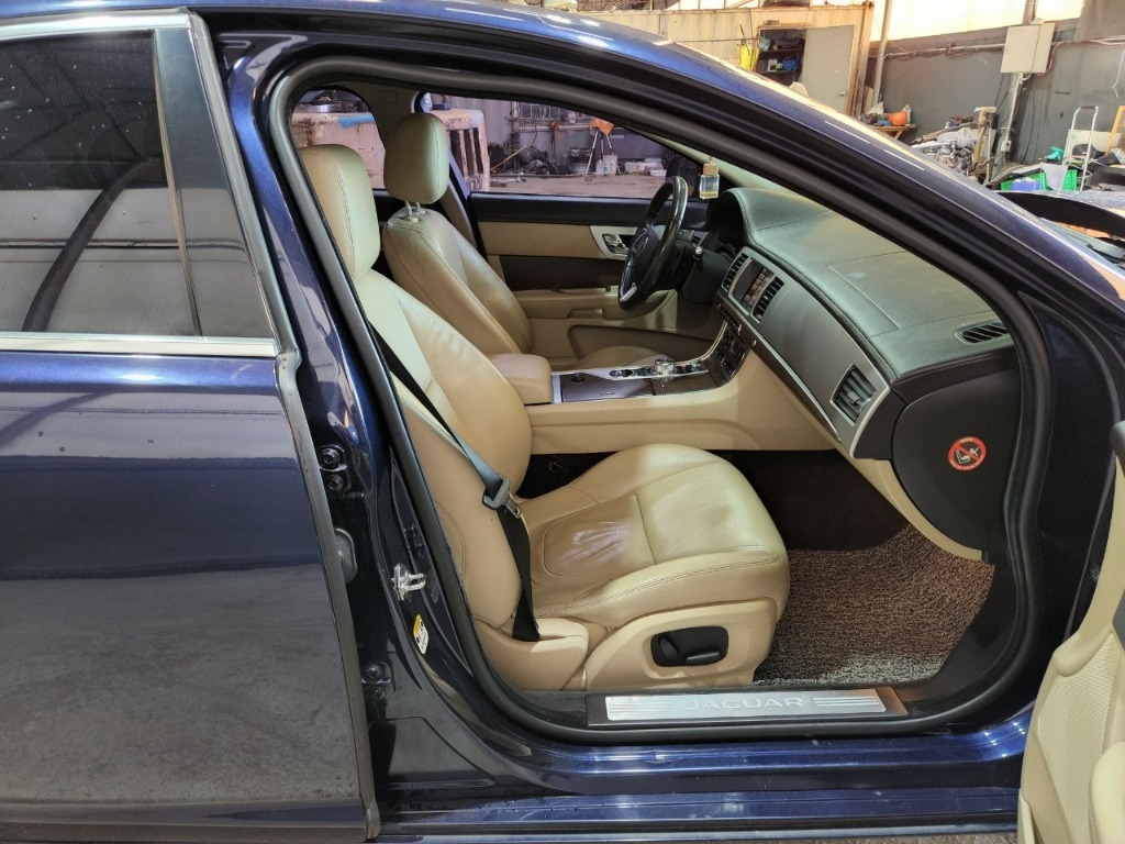 SAJAA05J2FDU56832 Jaguar New Xf