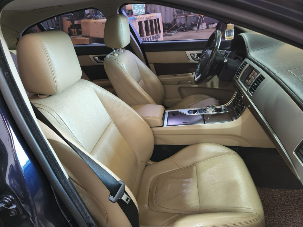 SAJAA05J2FDU56832 Jaguar New Xf