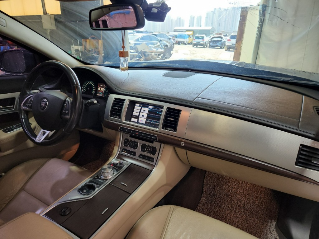 SAJAA05J2FDU56832 Jaguar New Xf