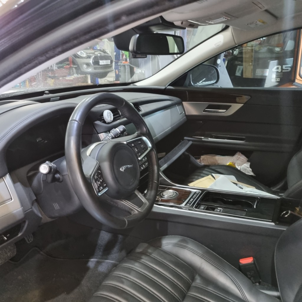 Jaguar Xf X260 2018 SAJBB4BN4JCY54882 Image 12