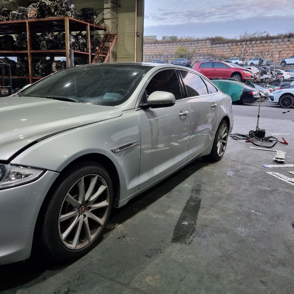 Jaguar Xj 3.0d 2015 SAJAA2222FNV79131 Image 2