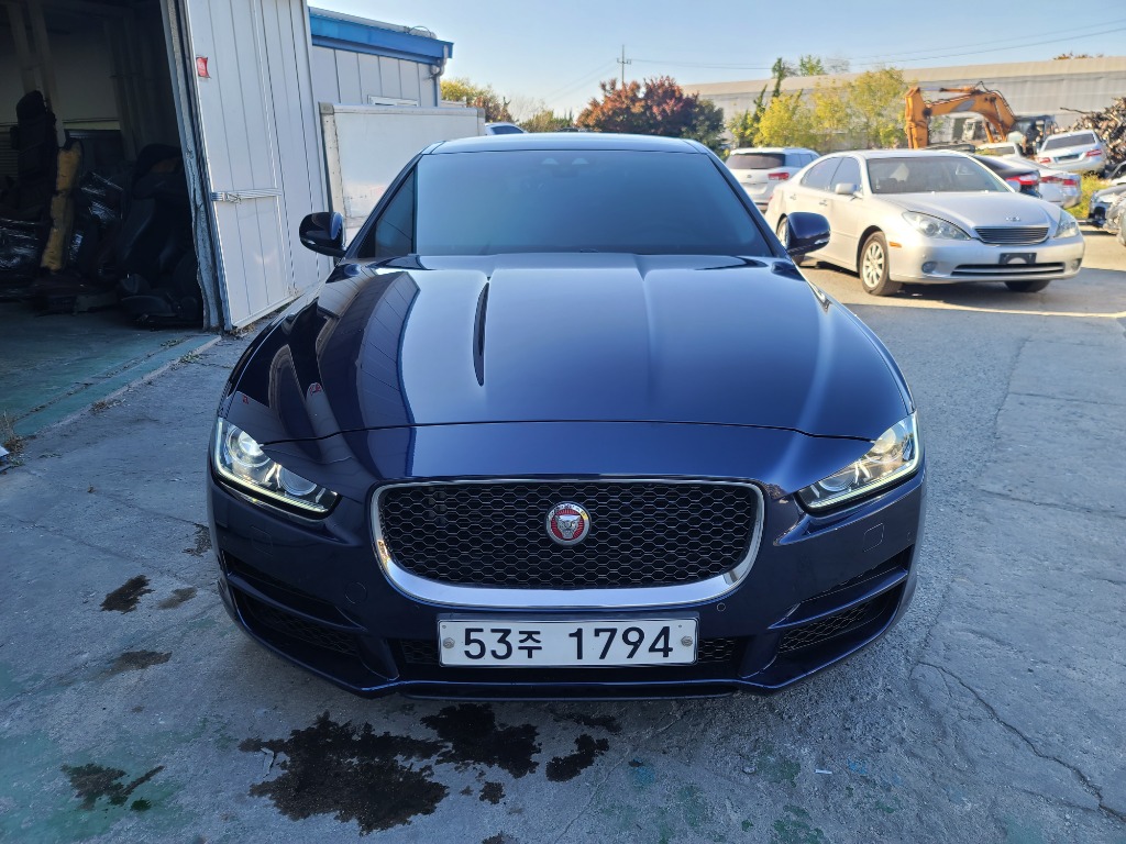 Jaguar Xe 20t 2017 SAJAB4BG4HA970733 Image 2