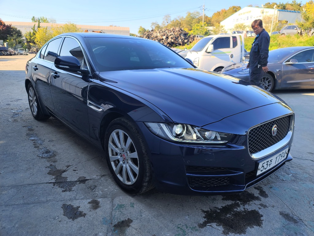 Jaguar Xe 20t 2017 SAJAB4BG4HA970733 Image 13