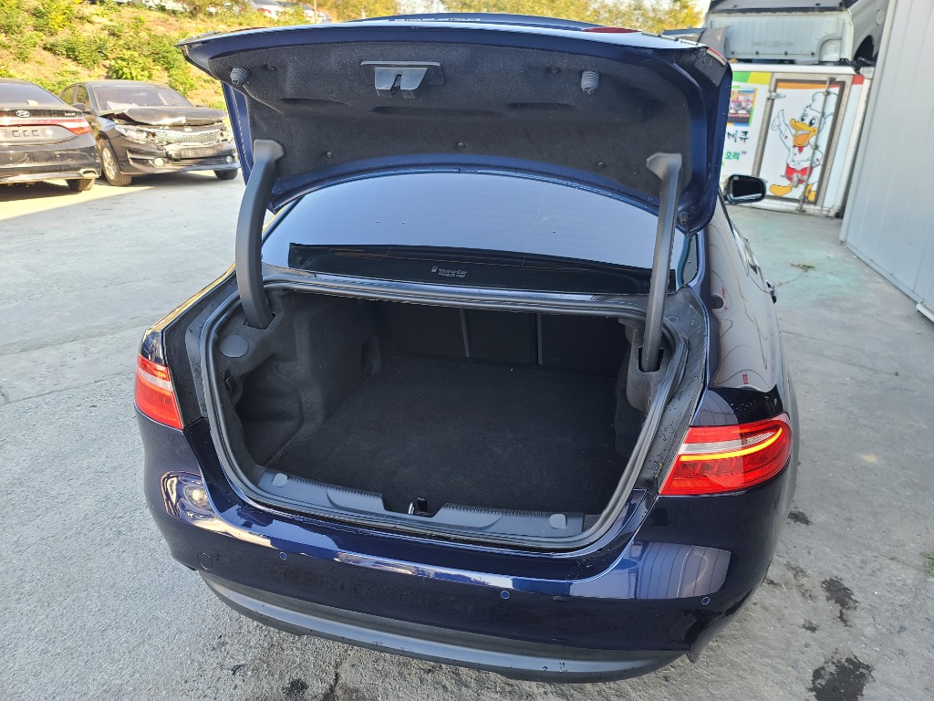 Jaguar Xe 20t 2017 SAJAB4BG4HA970733 Image 3