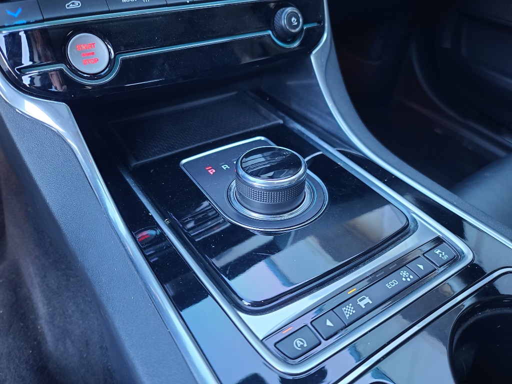 Jaguar Xe 20t 2017 SAJAB4BG4HA970733 Image 16