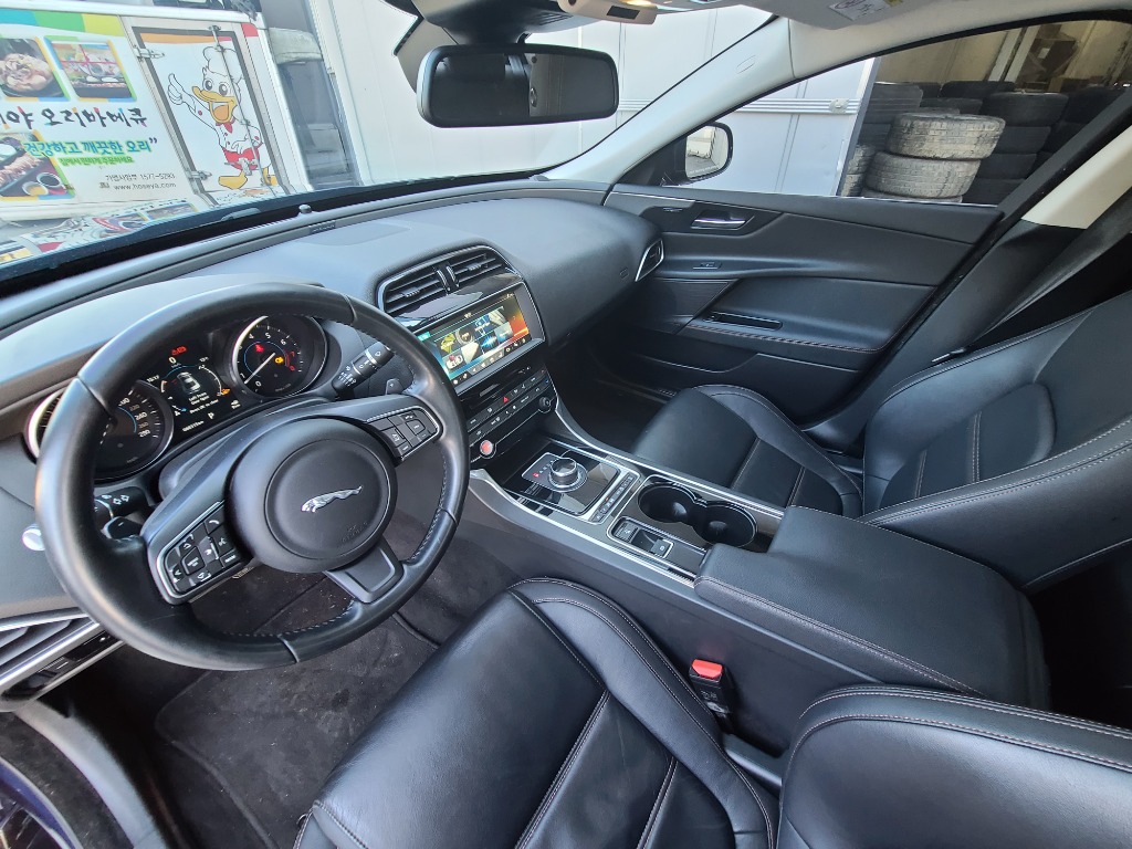 Jaguar Xe 20t 2017 SAJAB4BG4HA970733 Image 21