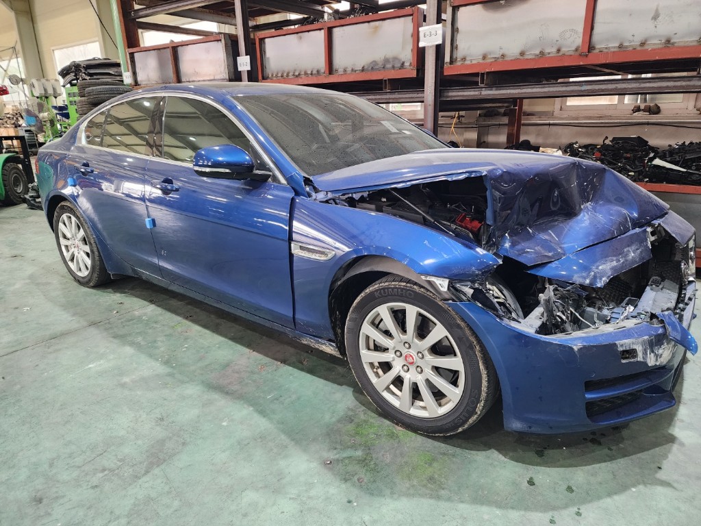 Jaguar Xe 20d 2016 SAJAB4BG0GA922872 Image 2