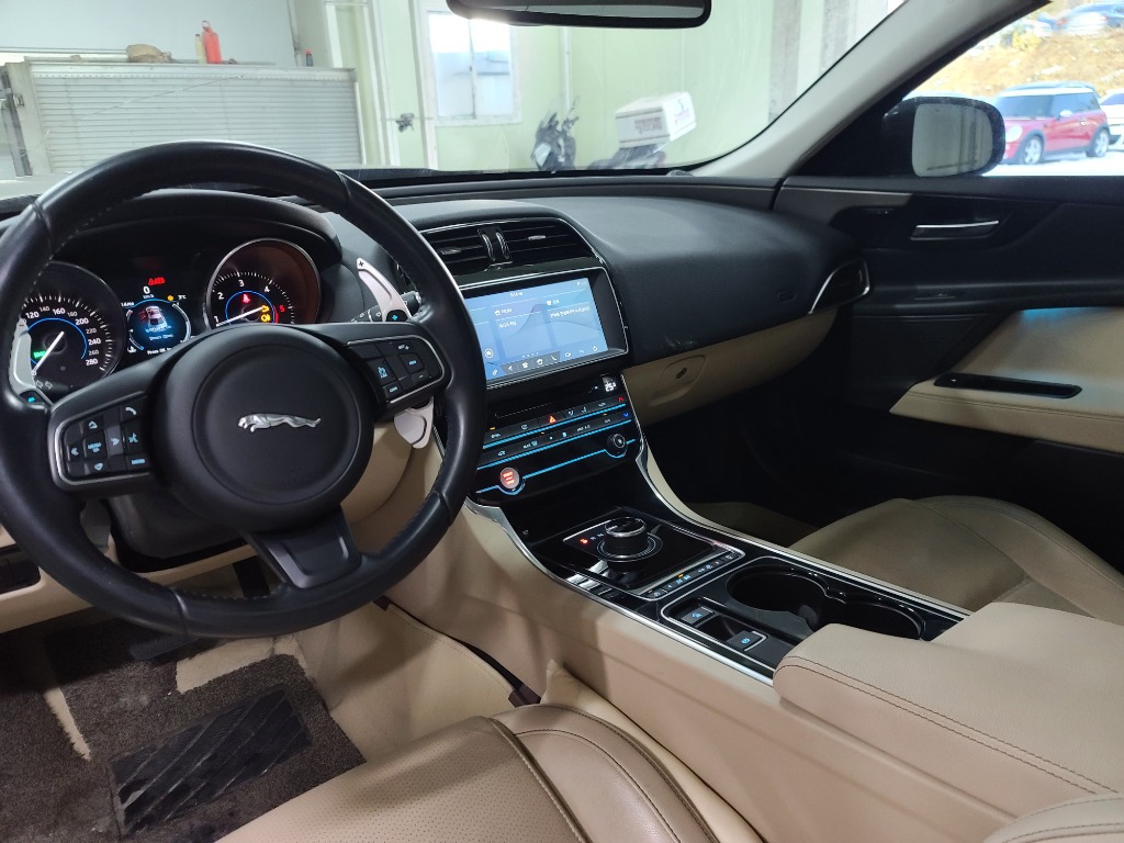 SAJAB4BN8HCP02240 Jaguar Xe 20d
