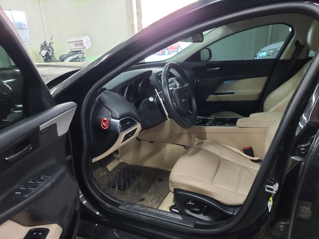 SAJAB4BN8HCP02240 Jaguar Xe 20d