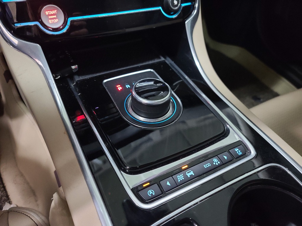 SAJAB4BN8HCP02240 Jaguar Xe 20d