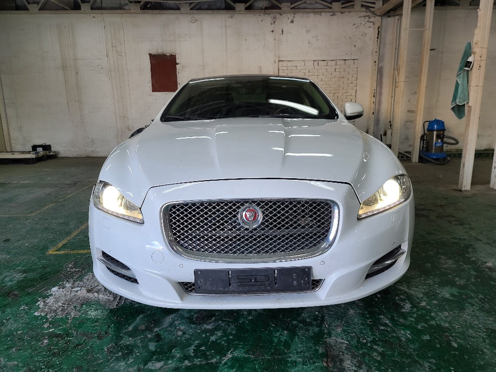Jaguar Xj 3.0d 2014 SAJAA2223ENV73840 Image 2
