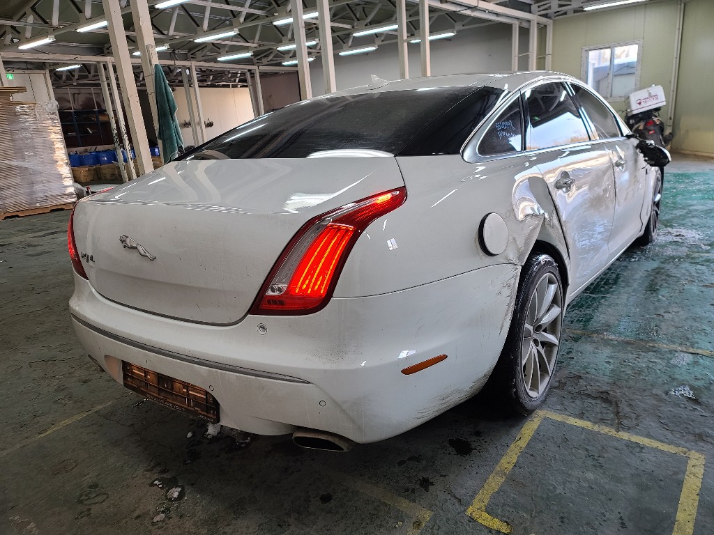 Jaguar Xj 3.0d 2014 SAJAA2223ENV73840 Image 24