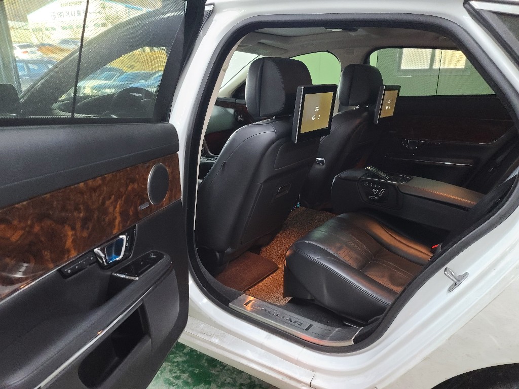 Jaguar Xj 3.0d 2014 SAJAA2223ENV73840 Image 16
