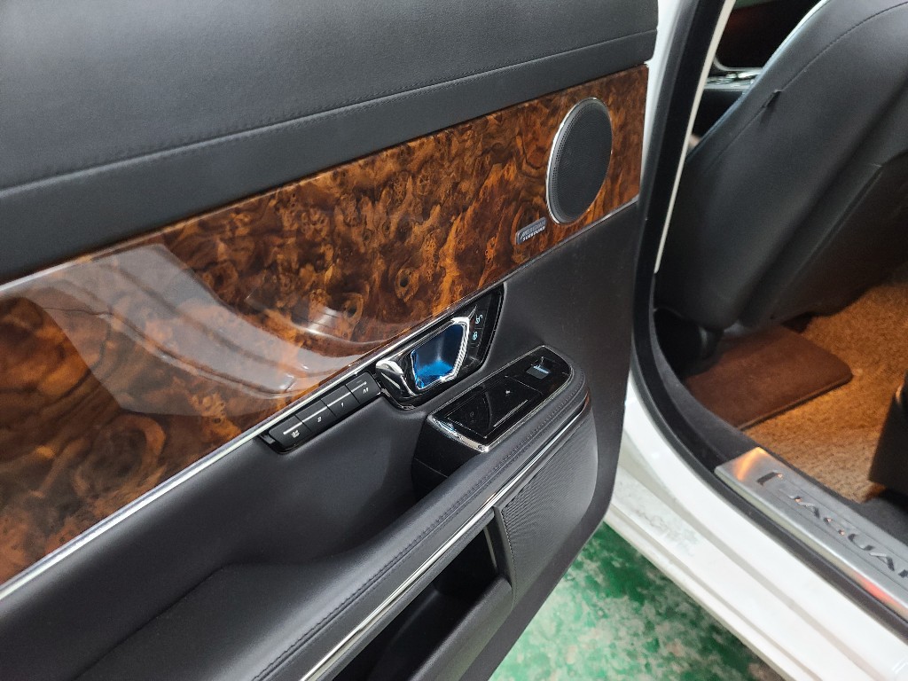 Jaguar Xj 3.0d 2014 SAJAA2223ENV73840 Image 17