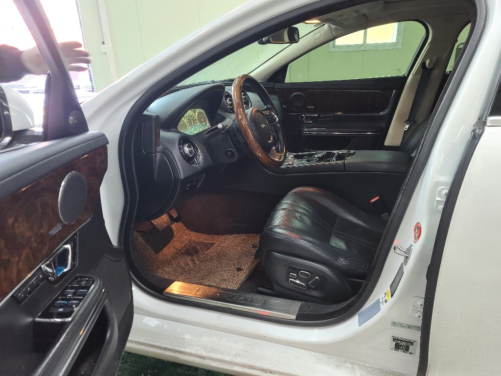 Jaguar Xj 3.0d 2014 SAJAA2223ENV73840 Image 26