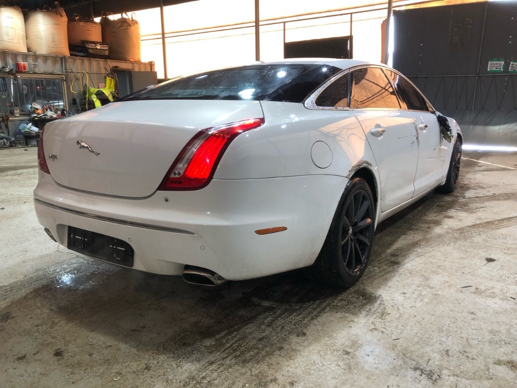 SAJAA2226BNV15832 Jaguar Xj 3.0d