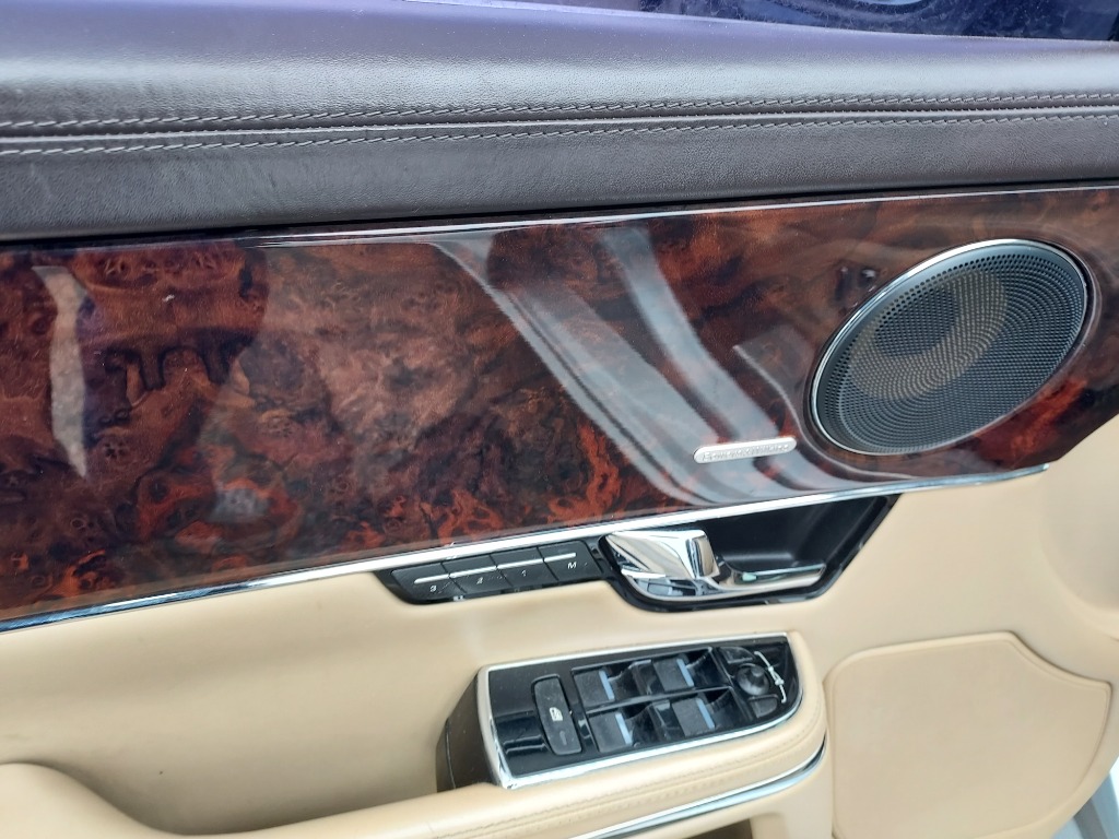SAJAA2225CNV31831 Jaguar Xj 3.0d