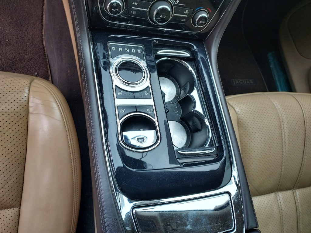 SAJAA2225CNV31831 Jaguar Xj 3.0d
