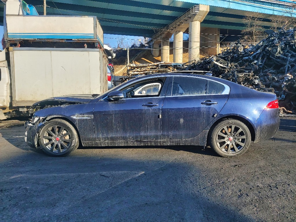 Jaguar Xe 20d 2017 SAJAA4BN2HCP02768 Image 2