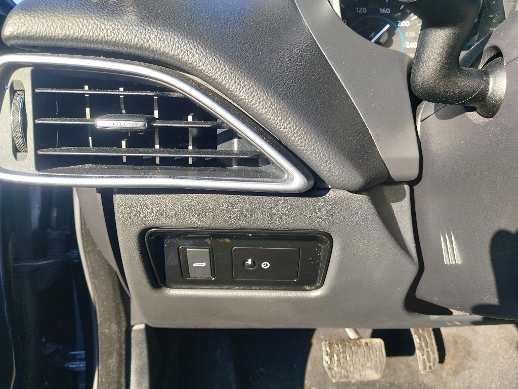 Jaguar Xe 20d 2017 SAJAA4BN2HCP02768 Image 18