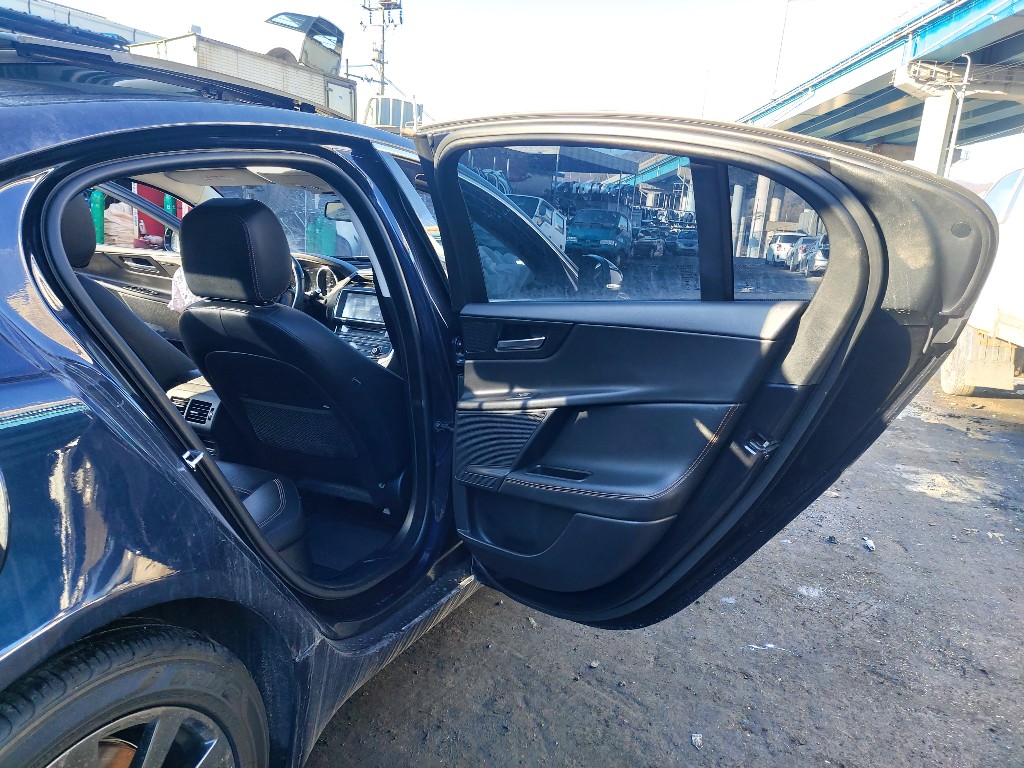 Jaguar Xe 20d 2017 SAJAA4BN2HCP02768 Image 41
