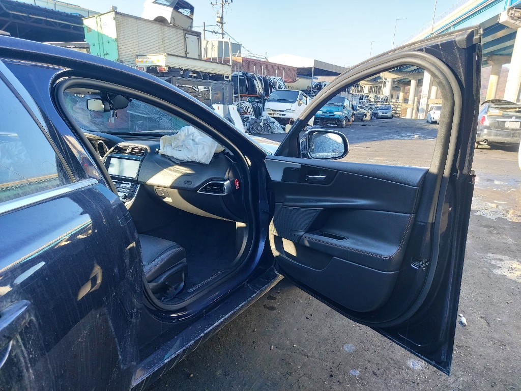 Jaguar Xe 20d 2017 SAJAA4BN2HCP02768 Image 43