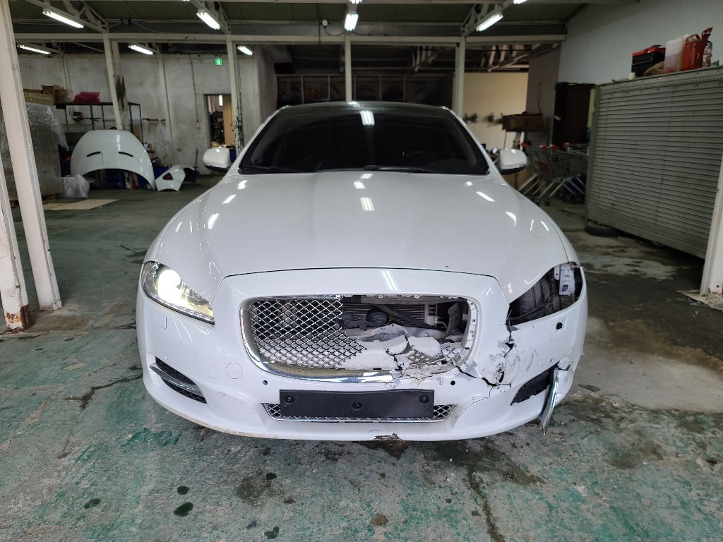 Jaguar XJ 2015 SAJAA2228FNV82227 Image 2