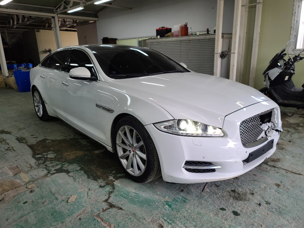 Jaguar XJ 2015 SAJAA2228FNV82227 Image 13