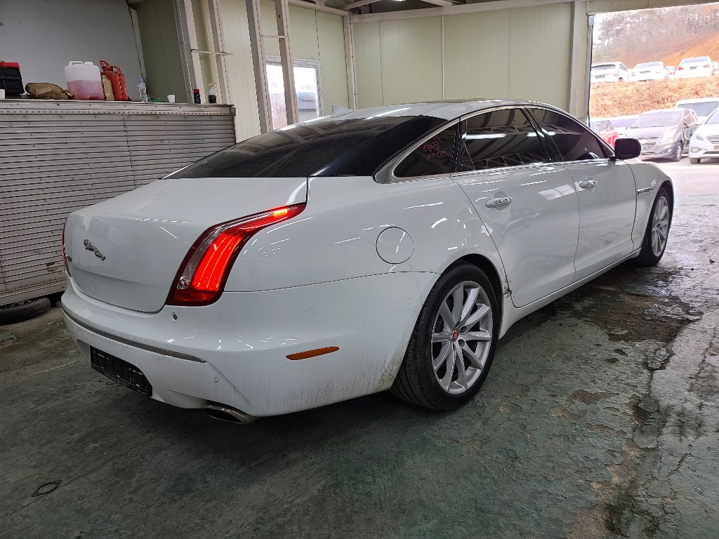 Jaguar XJ 2015 SAJAA2228FNV82227 Image 24
