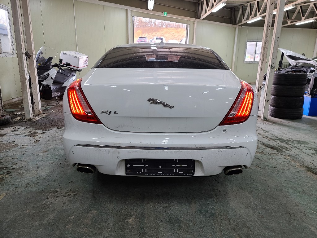 Jaguar XJ 2015 SAJAA2228FNV82227 Image 35