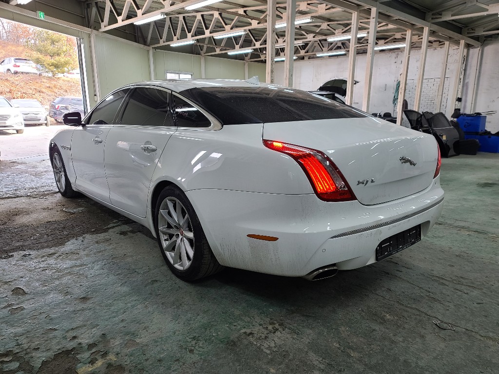 Jaguar XJ 2015 SAJAA2228FNV82227 Image 41