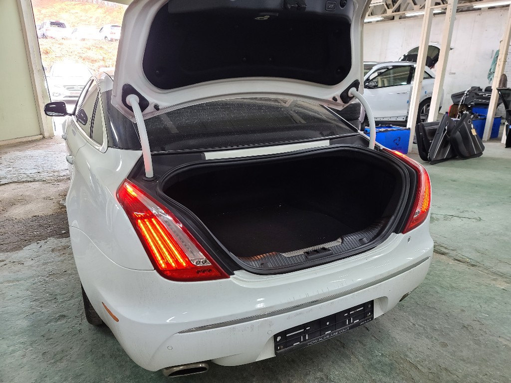 Jaguar XJ 2015 SAJAA2228FNV82227 Image 42