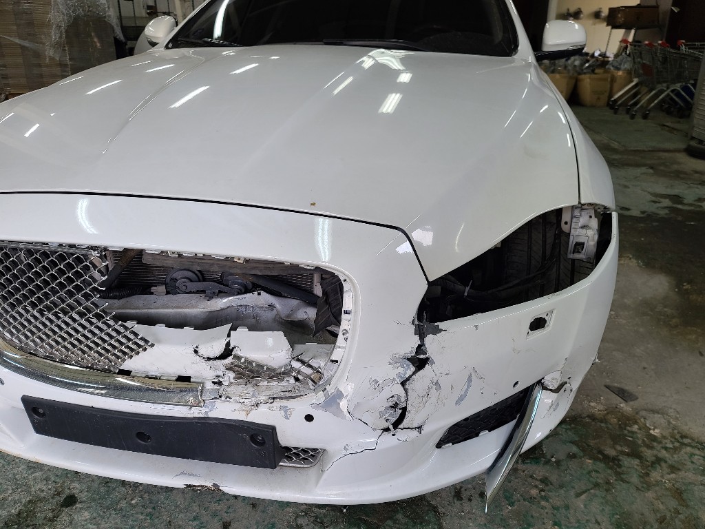 Jaguar XJ 2015 SAJAA2228FNV82227 Image 45