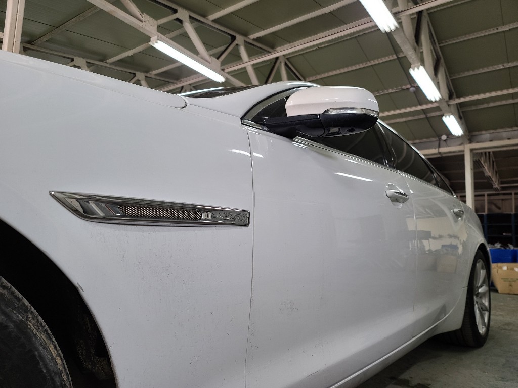 Jaguar XJ 2015 SAJAA2228FNV82227 Image 3