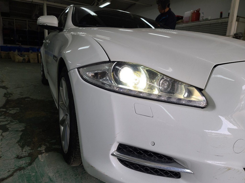Jaguar XJ 2015 SAJAA2228FNV82227 Image 4