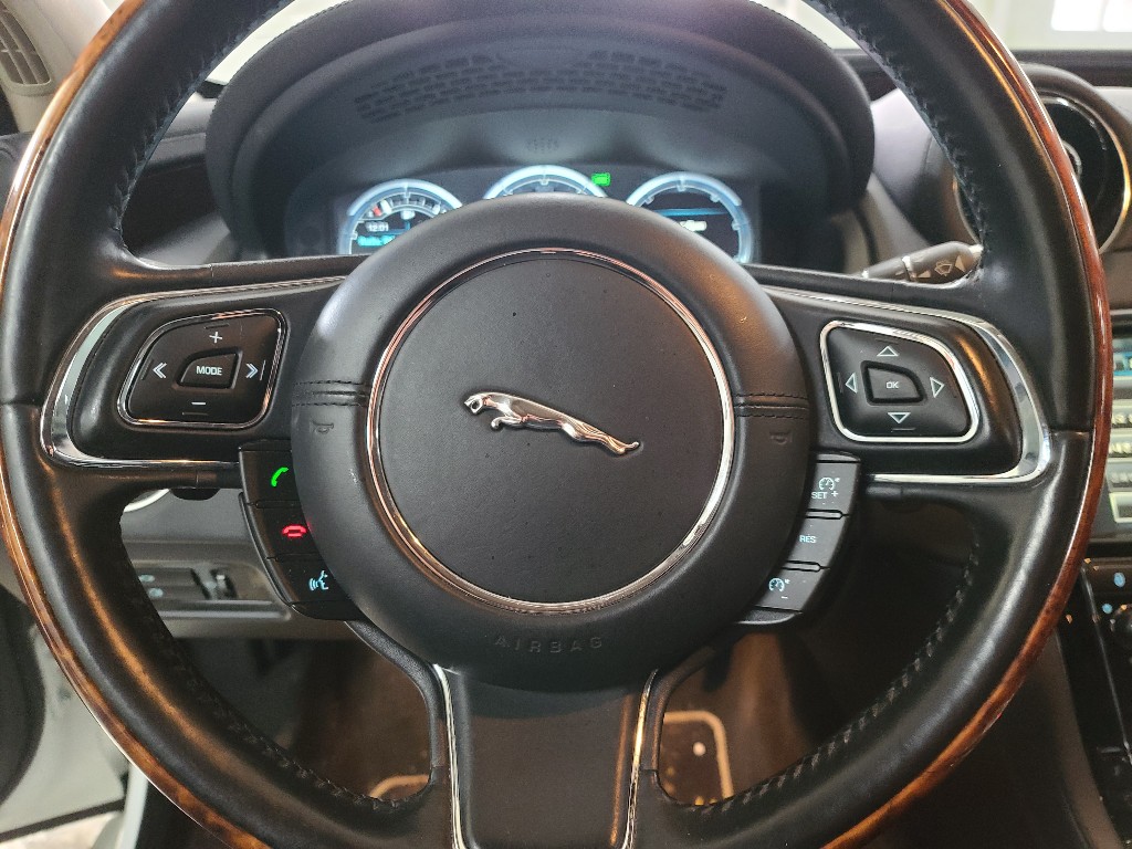 Jaguar XJ 2015 SAJAA2228FNV82227 Image 17