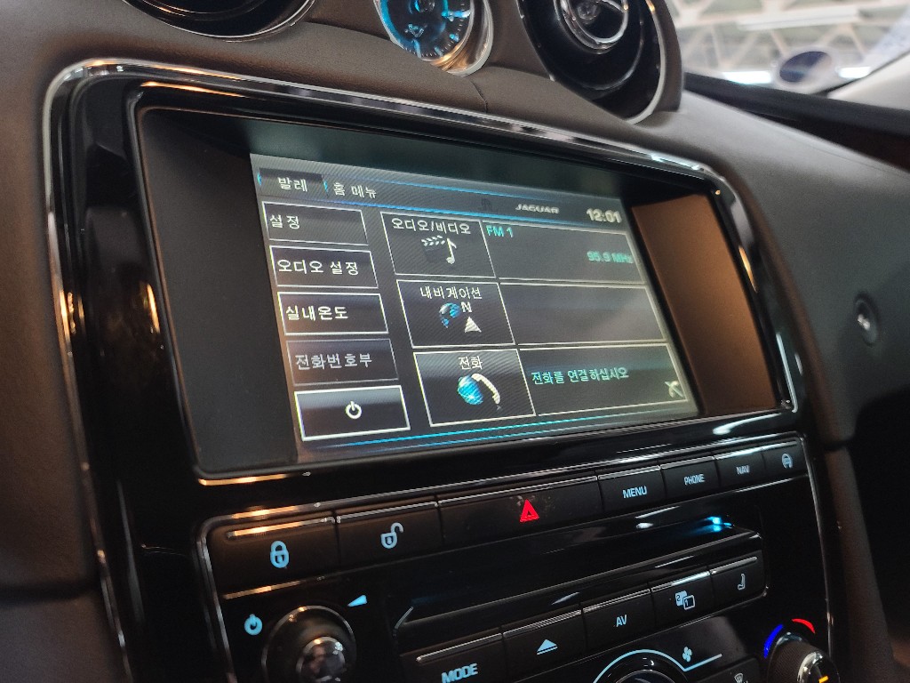 Jaguar XJ 2015 SAJAA2228FNV82227 Image 19