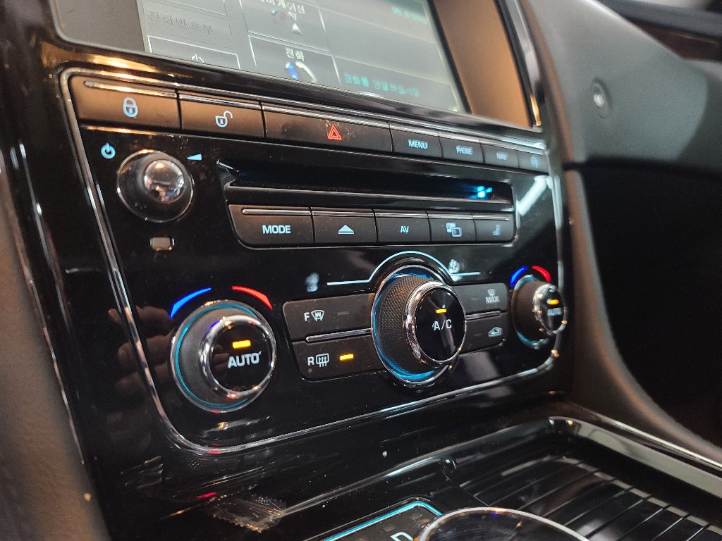 Jaguar XJ 2015 SAJAA2228FNV82227 Image 20