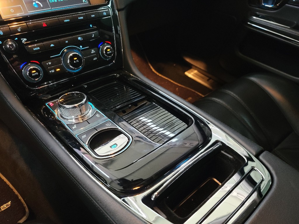 Jaguar XJ 2015 SAJAA2228FNV82227 Image 21